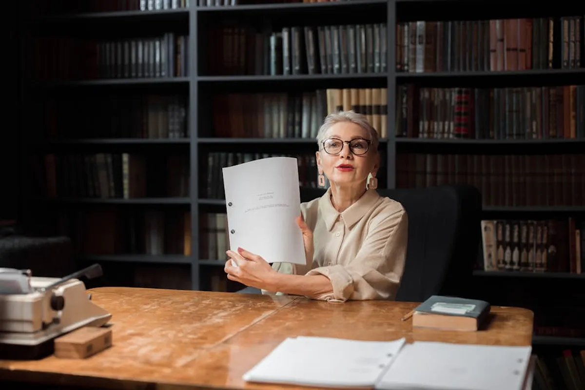 Pesquisador usando inteligência artificial para revisar manuscrito científico antes da submissão