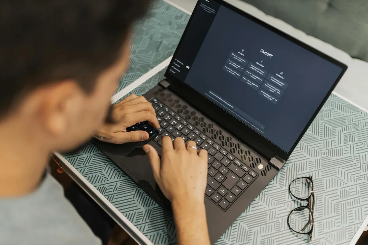 Pesquisadora usando laptop com múltiplas ferramentas digitais abertas para escrita acadêmica