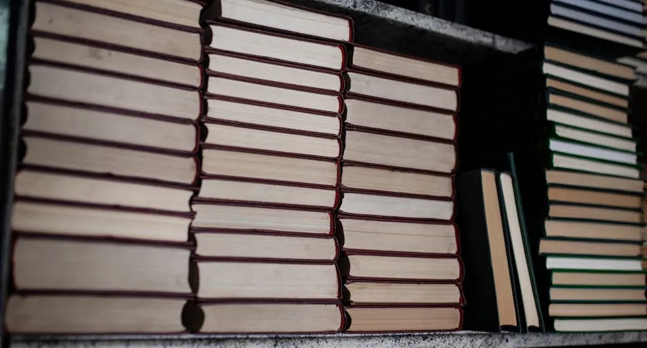 Livros empilhados com marcadores de página em mesa de estudos