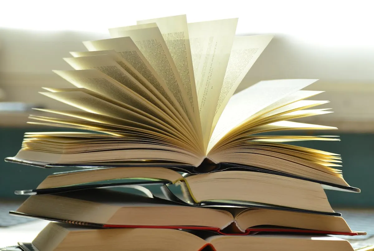 Pilha de artigos científicos e livros sobre mesa de estudo