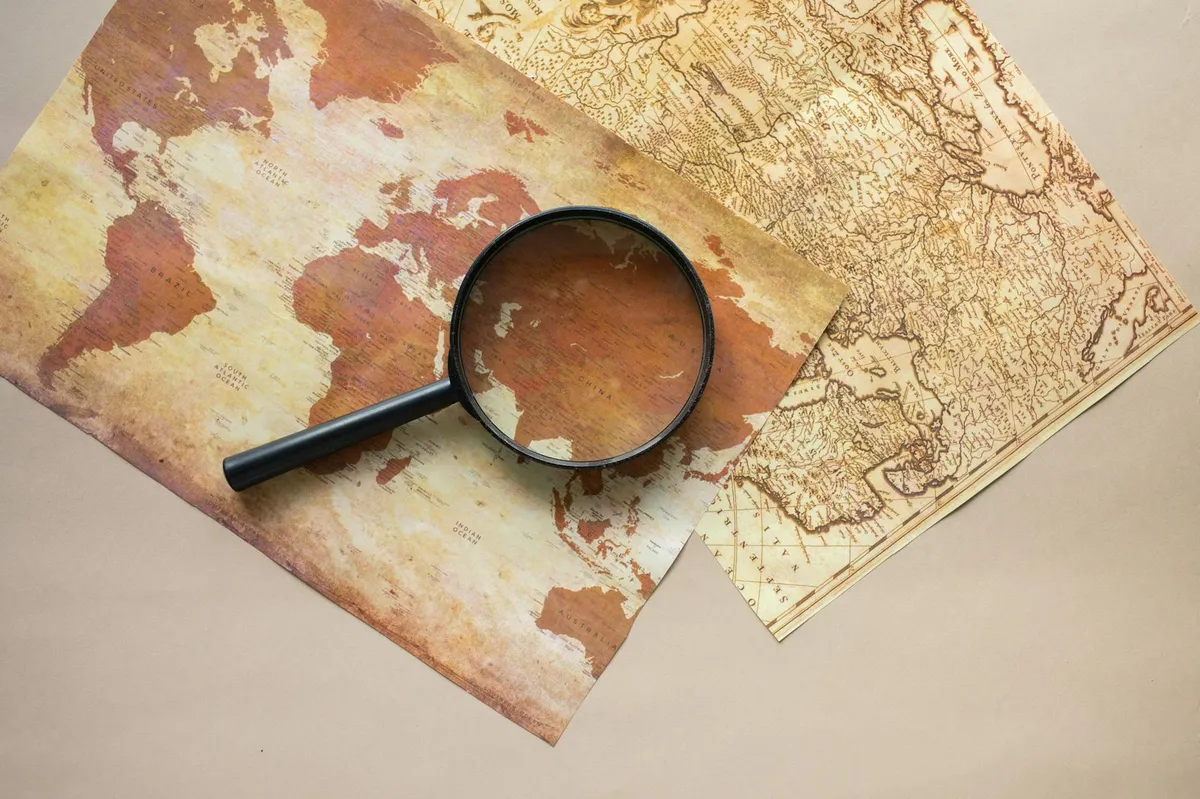 Mapa com marcadores e linha do tempo em mesa de planejamento de pesquisa