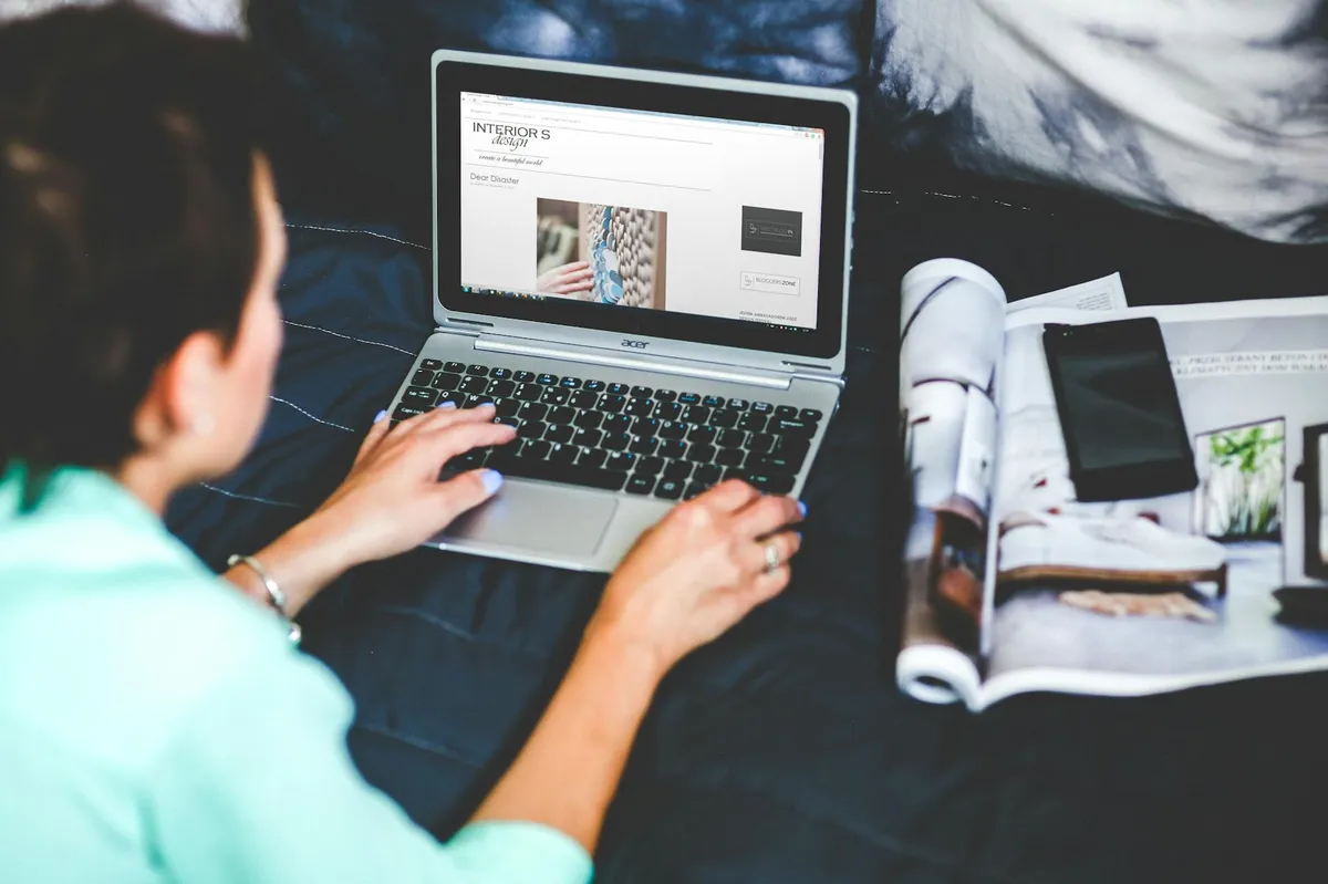 Pesquisador usando laptop para escrever artigo científico com assistência de IA