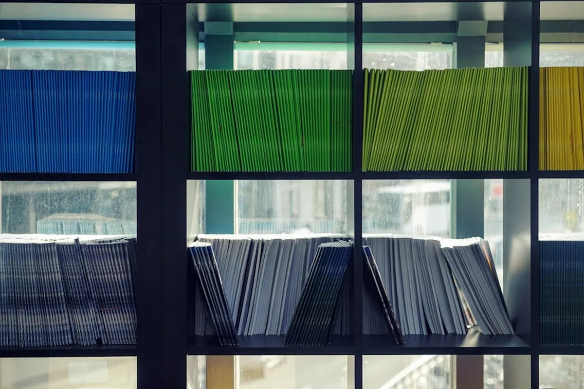 Estante com livros coloridos em biblioteca universitária