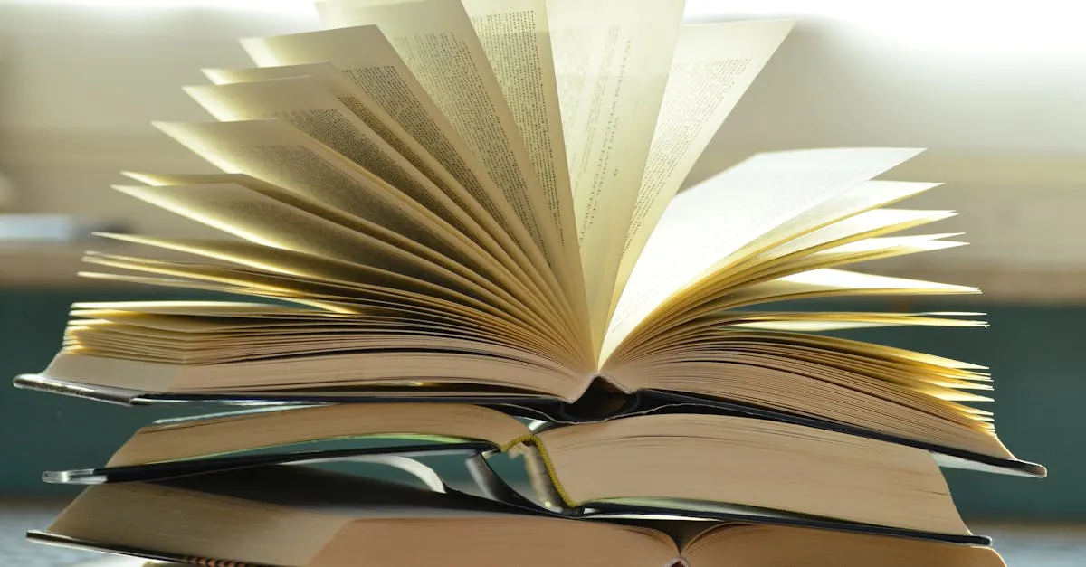 Livros e artigos acadêmicos organizados sobre mesa de estudos