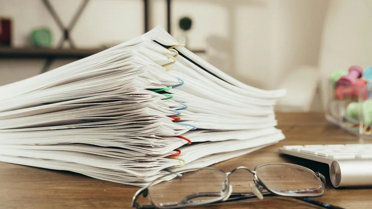 Tela do Microsoft Word com documento acadêmico aberto mostrando tabelas