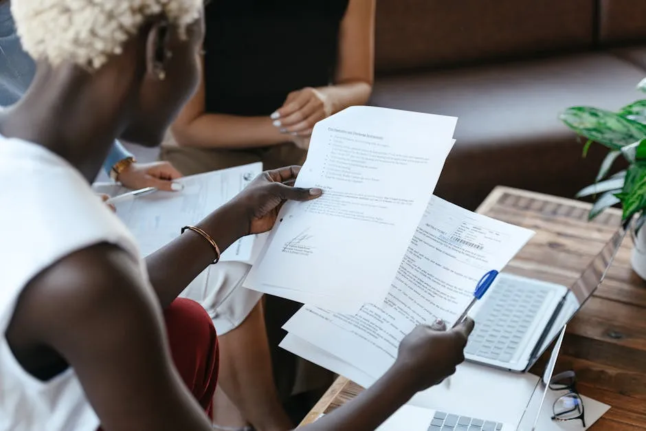 Pesquisadora comparando dois documentos científicos em mesa de trabalho