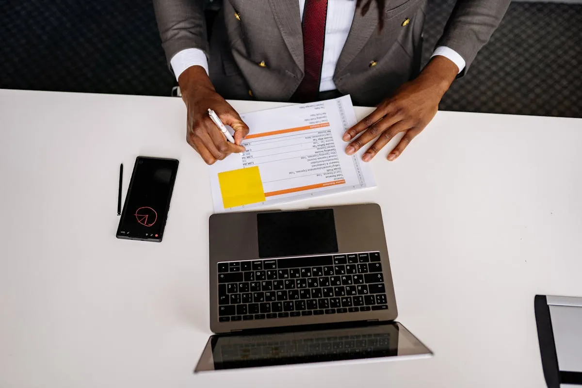 Pessoa enviando documento digital, representando a submissão do relatório final ao CEP na Plataforma Brasil