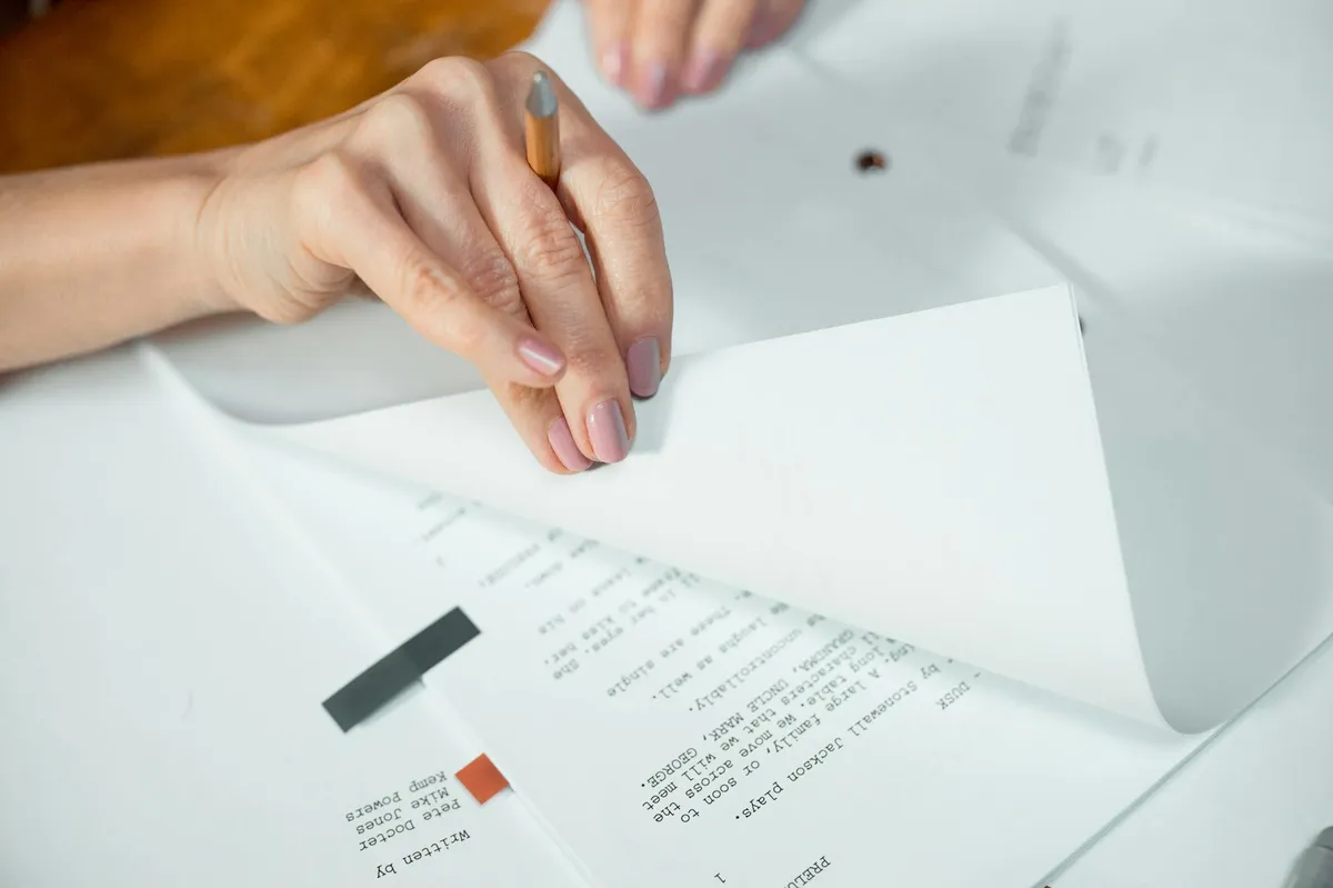 Pesquisadora revisando manuscrito científico antes de resubmeter ao periódico