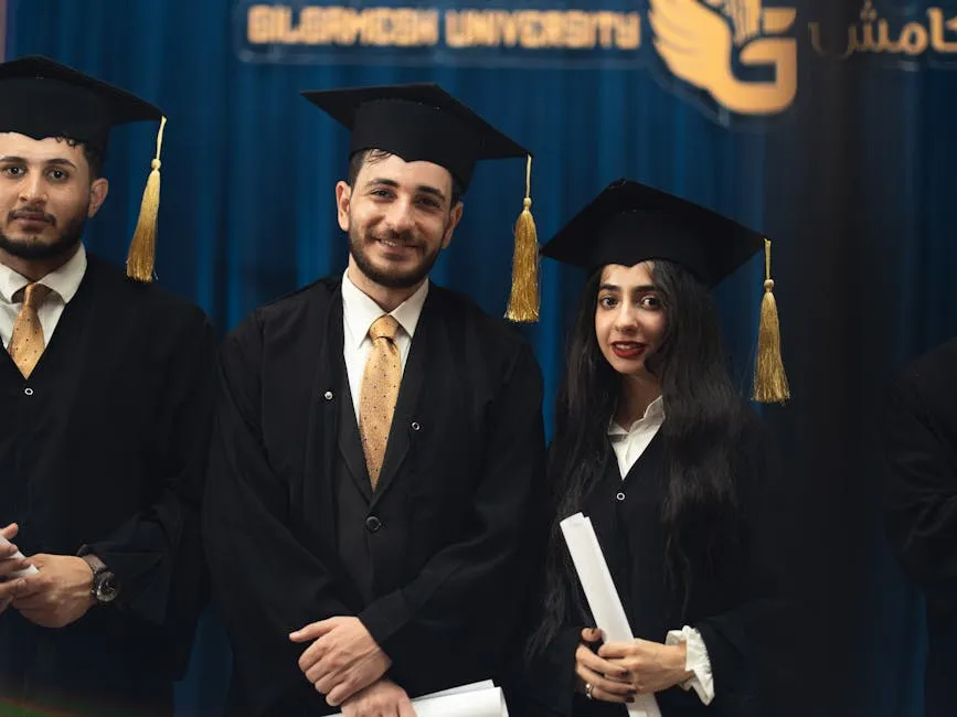 Estudante de pós-graduação conversando com orientadora em escritório universitário