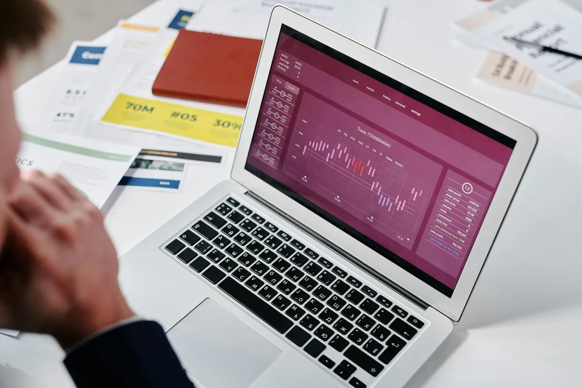 Tela de computador com tabela de dados e software de análise estatística aberto.