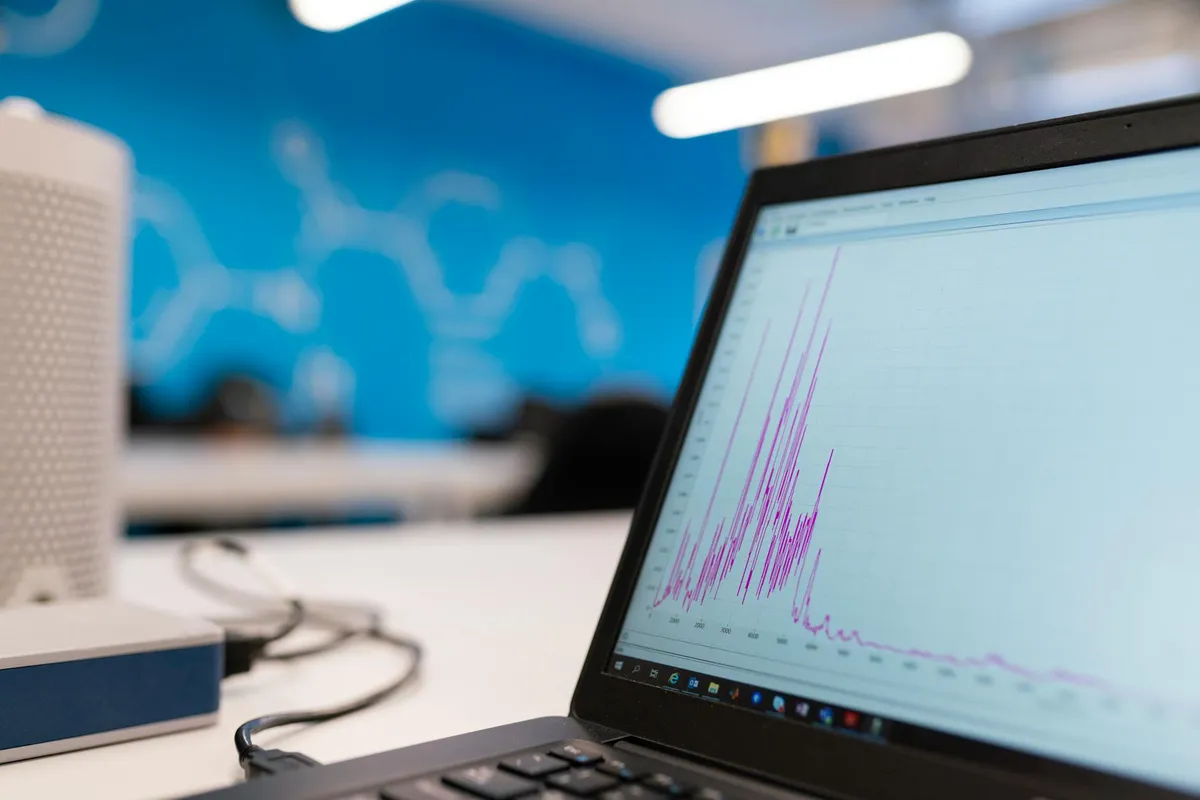 Tela de computador com gráficos estatísticos e tabelas de análise de dados
