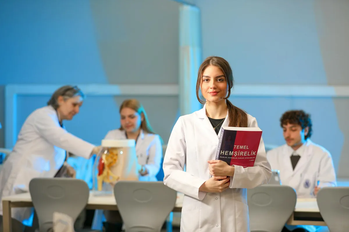 Enfermeira estudando documentos e materiais de pesquisa em mesa de estudo