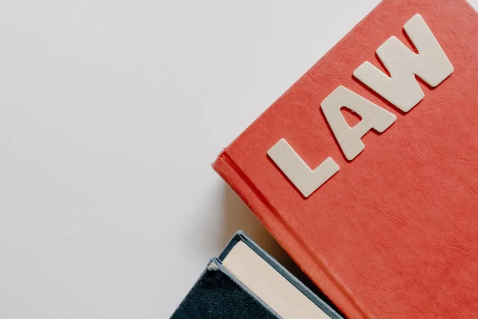 Estudante de direito com livros jurídicos e caderno de anotações sobre mesa de biblioteca