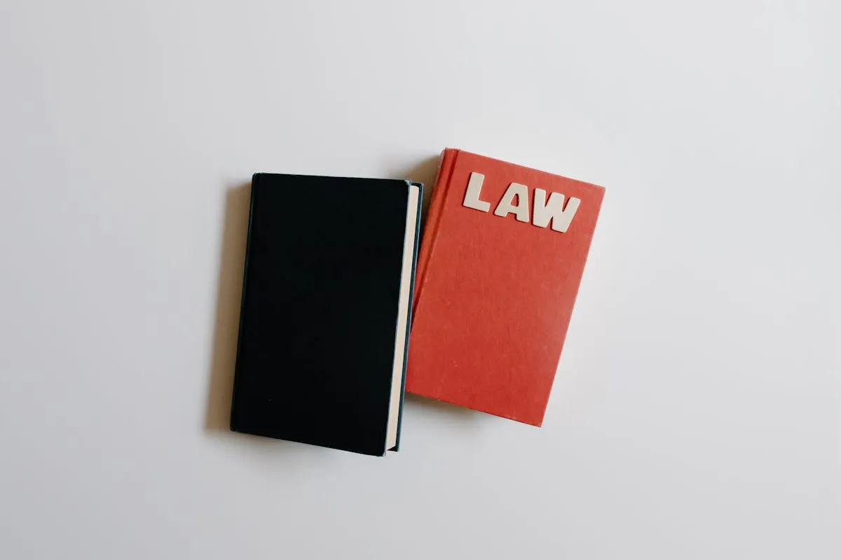 Livros de Direito e caderno aberto com anotações de pesquisa