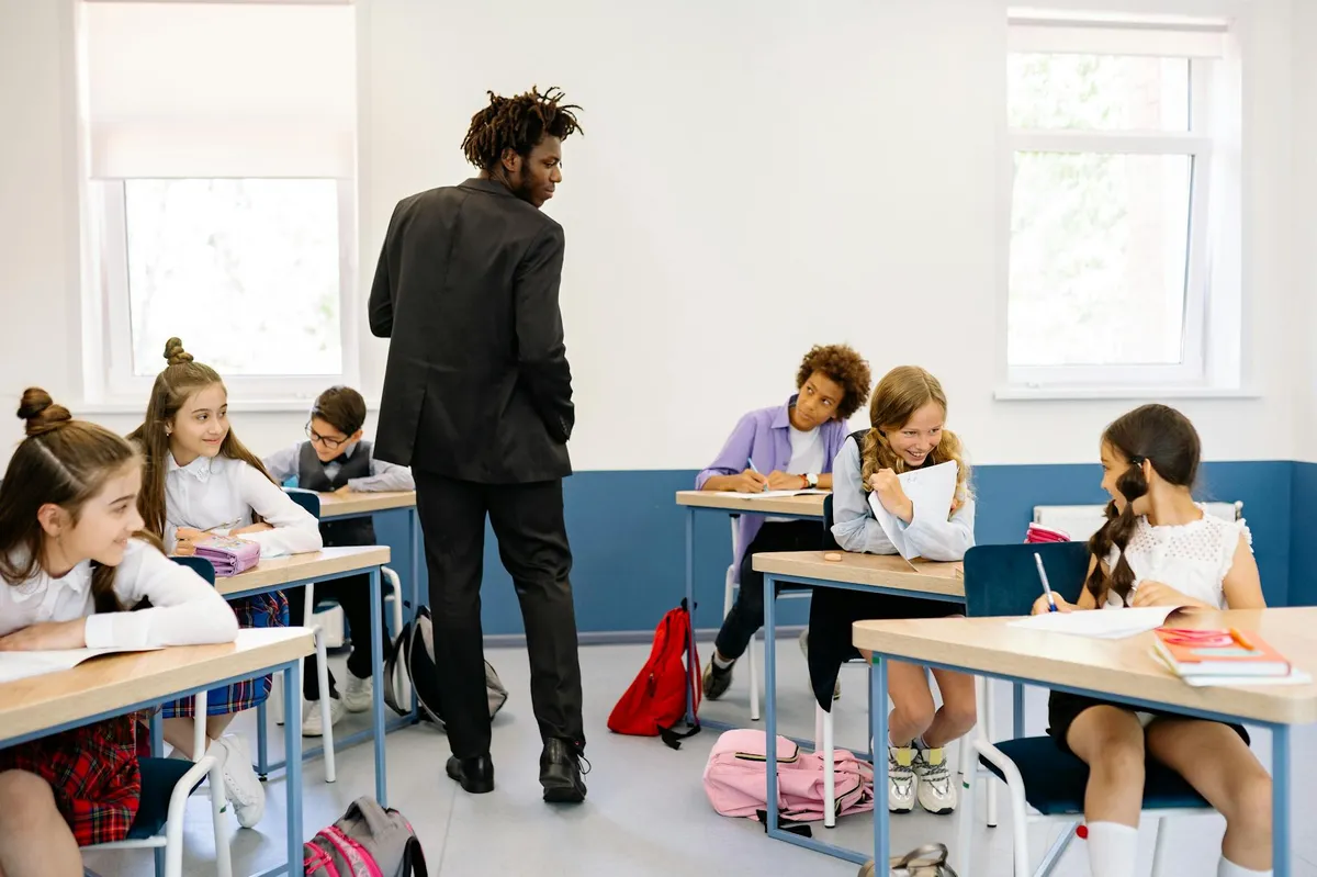 Estudante de pedagogia em sala de aula com livros e cadernos de anotações