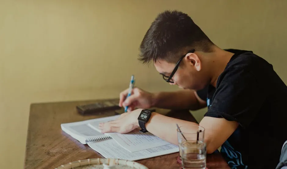 Estudante organizando fichamentos e rascunhos do TCC sobre mesa com cadernos e computador