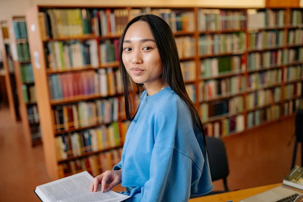 Estudante lendo livros teóricos em mesa com anotações para construir referencial