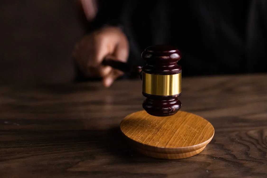 Pessoa assinando documento de consentimento em mesa com caneta