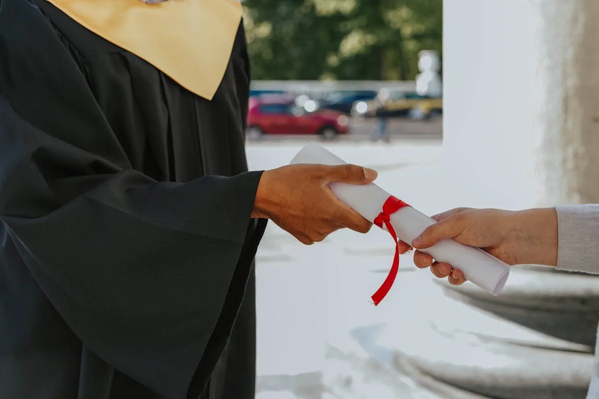 Pessoa com diploma de tecnólogo olhando para universidade representando oportunidade de mestrado