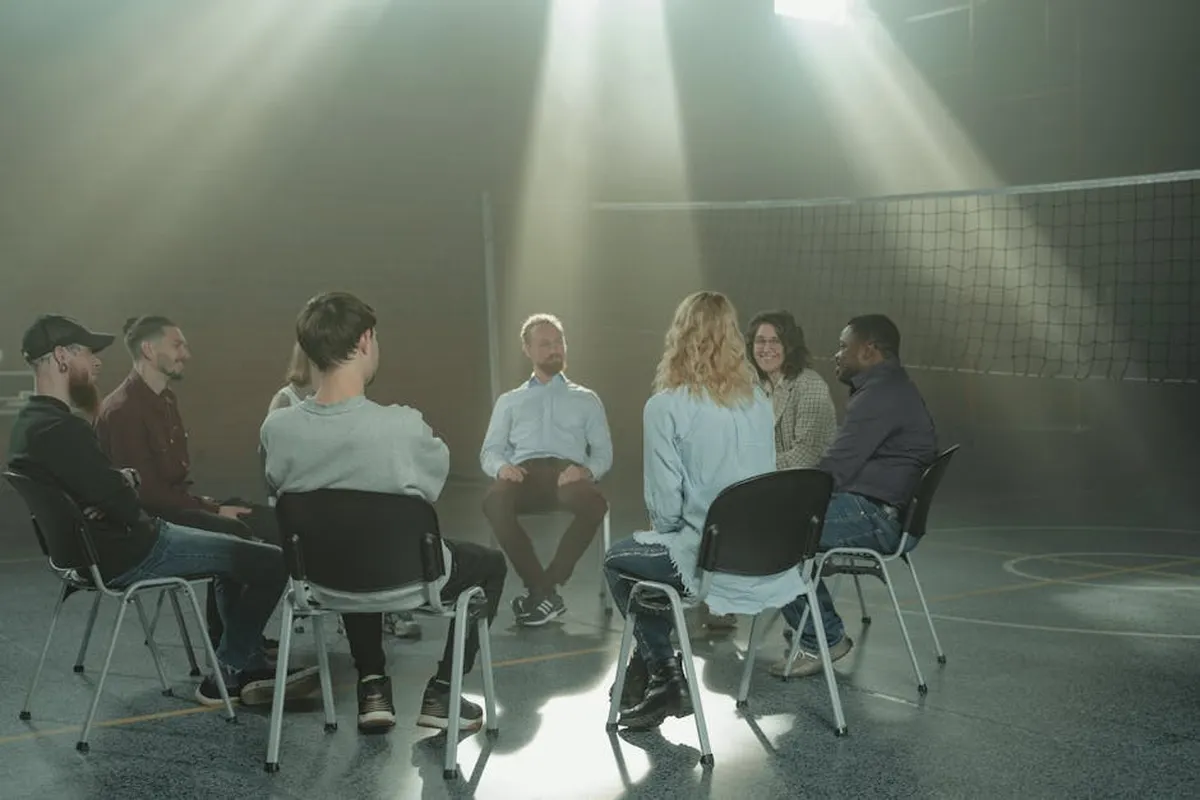 Pessoas sentadas em círculo em sessão de grupo terapêutico, representando apoio coletivo e saúde mental