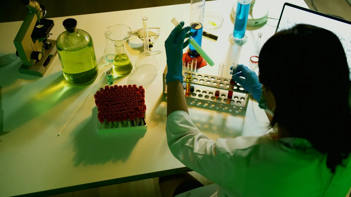 Pesquisadora trabalhando sozinha à noite em laboratório universitário