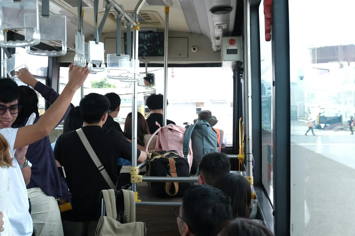 Estudante de pós-graduação em transporte público com mochila e materiais de estudo