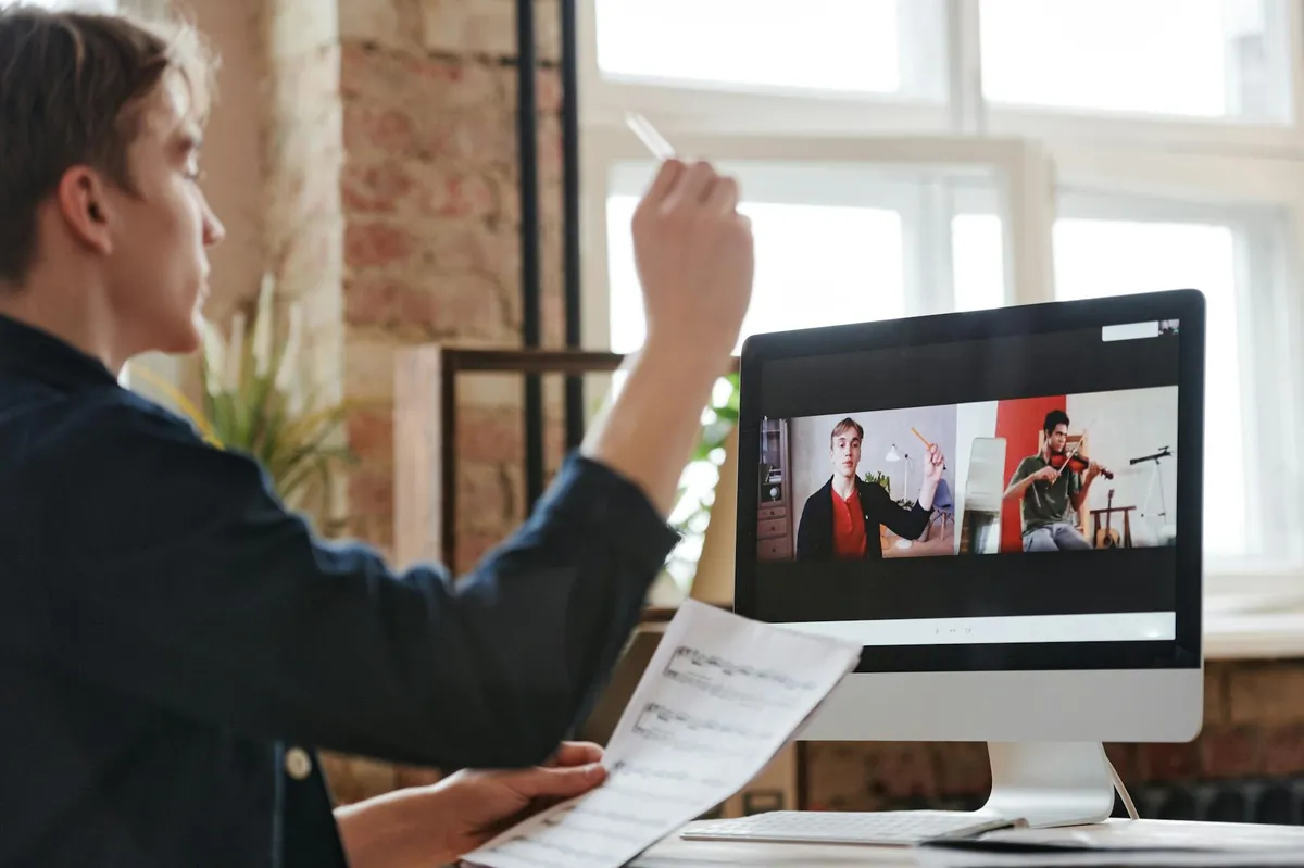 Pessoa trabalhando como tutora online em computador em ambiente de home office