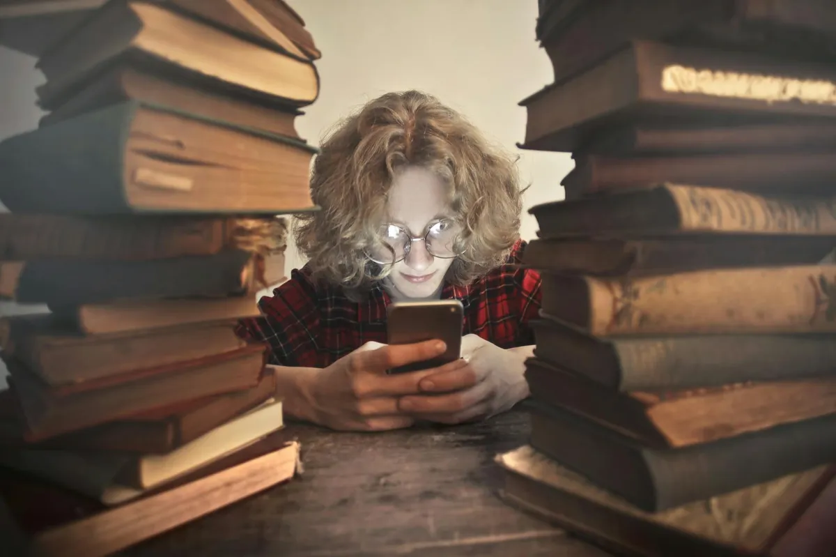 Pesquisadora usando smartphone em ambiente de trabalho acadêmico