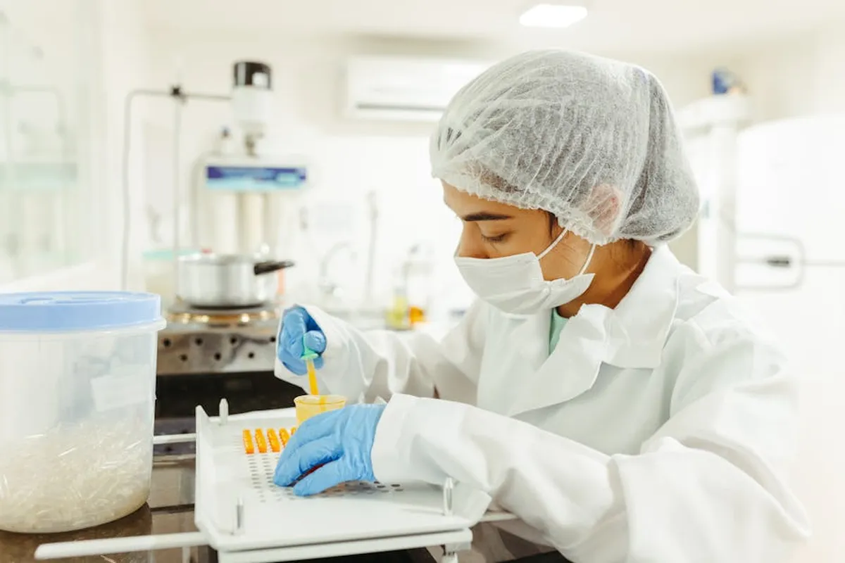 Pesquisadora arrumando suas coisas em laboratório universitário no último dia antes de se formar