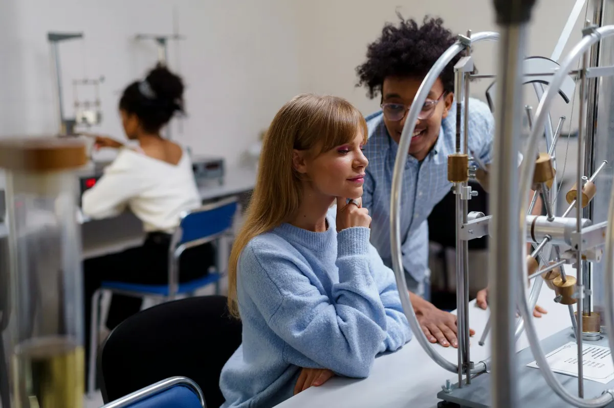 Estudantes universitários em experimento científico colaborativo em laboratório de pesquisa