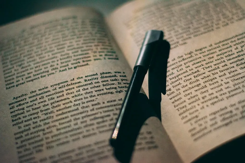 Caderno com anotações de objetivos de pesquisa e lista de verbos acadêmicos