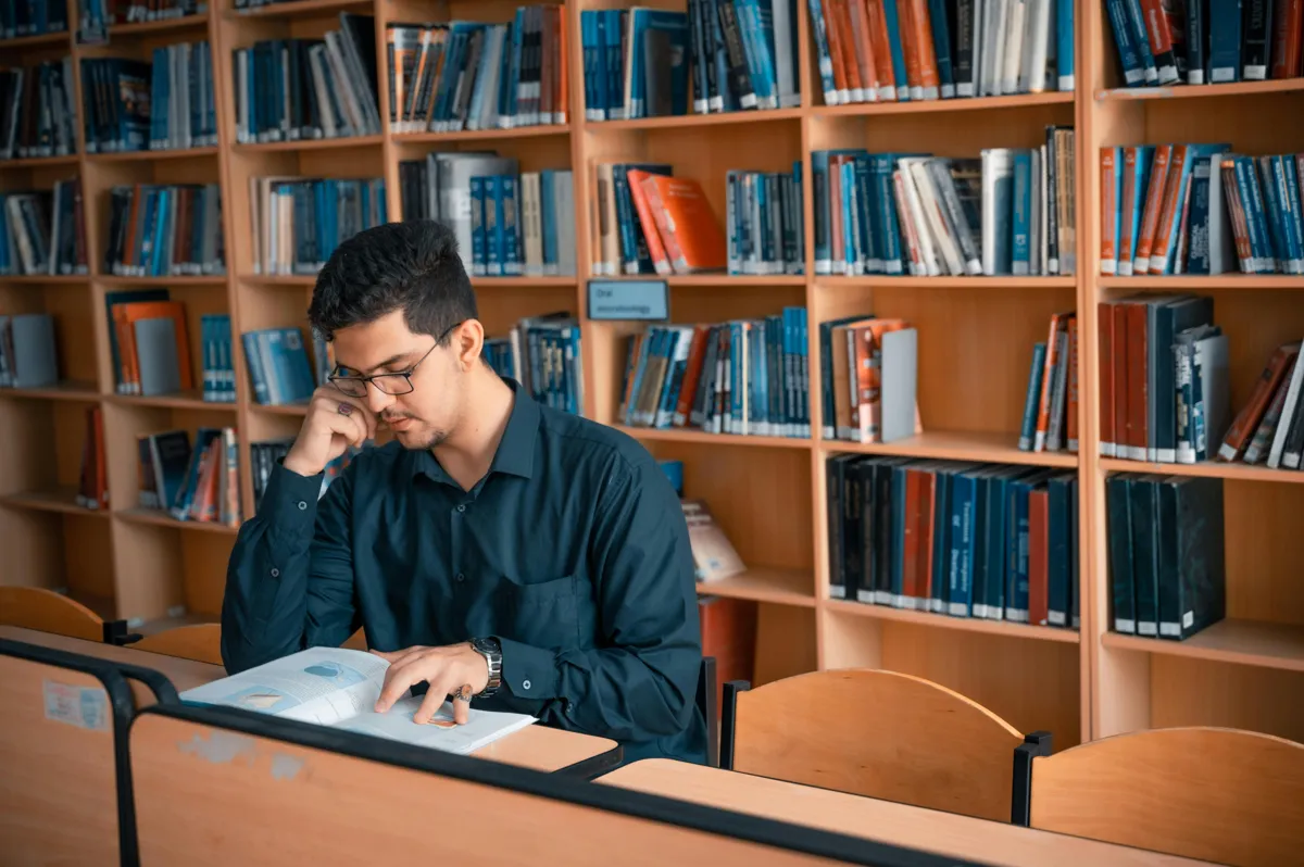 Tela de computador com interface de software de referências bibliográficas aberta.